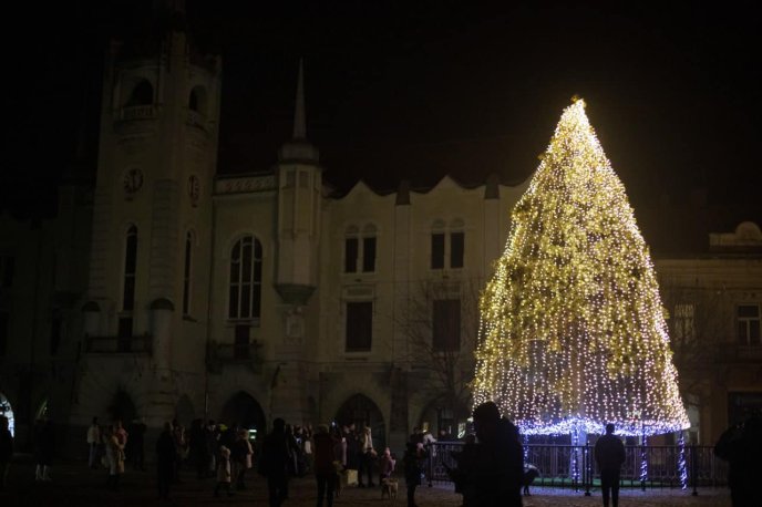У Мукачеві засвітили вогні на головній ялинці міста – 01
