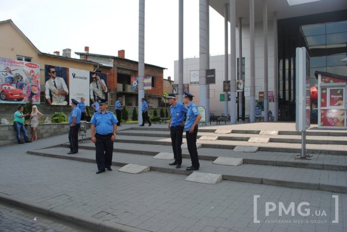 Всіх працівників ТРК "Щодня" у центрі Мукачева евакуйовано, шукають вибухівку – 03