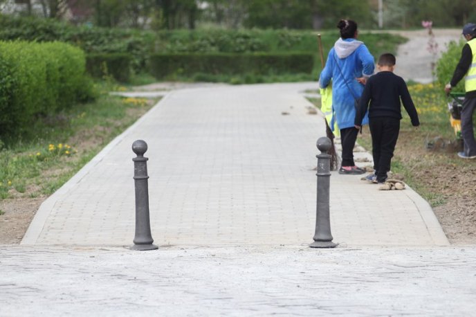 У мукачівському парку «Перемога» встановили обмежуючі стовпи – 01