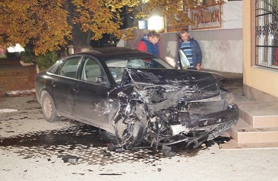 В Іршаві п’яний чоловік викрав Audi A6 та розбив його об два автомобілі працівників міліції (ФОТО) – 05