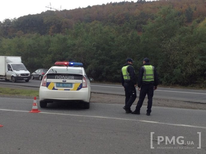 У Чинадієві біля ресторану "Козачок" обстріляли "Mercedes" місцевого жителя – 02