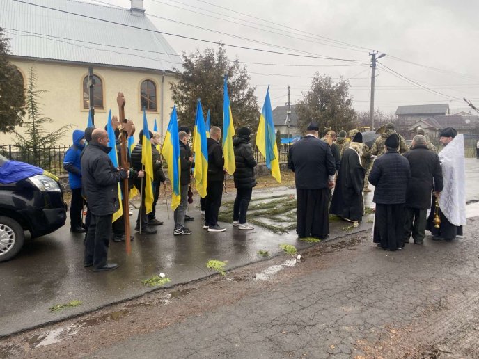 На Закарпатті відважного прикордонника провели в останній шлях – 03