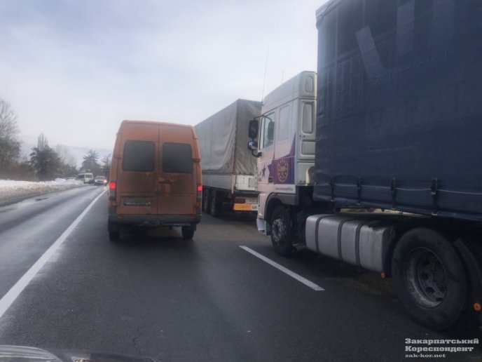 На Ужгородщині ДТП: на трасі великі затори – 03