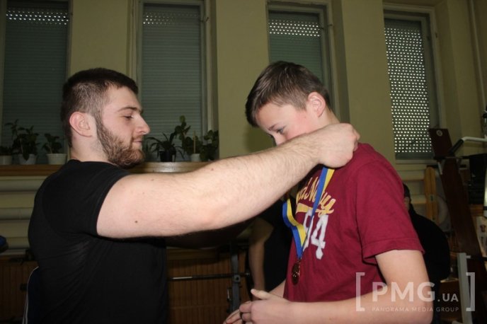 У Мукачеві відбувся святковий турнір з класичного жиму лежачи – 08