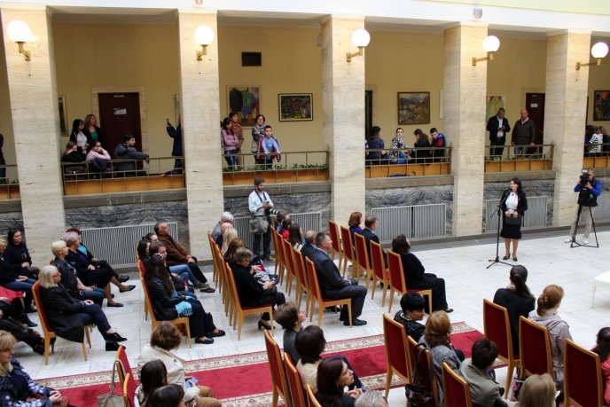 У приміщенні Закарпатської ОДА встановили розкішний білий рояль – 03