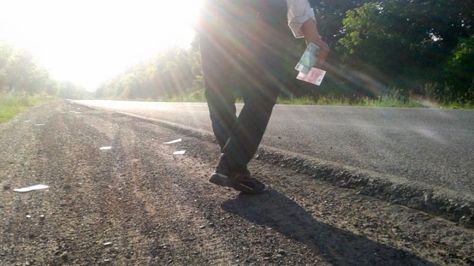 Дорогу із Мукачева до Хуста встелили "банкнотами" номіналом 500 євро – 01