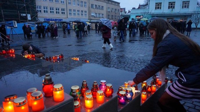 Жителі обласного центру запалили свічки у пам’ять жертв Голодоморів – 04 Жителі обласного центру запалили свічки у пам’ять жертв Голодоморів – 04