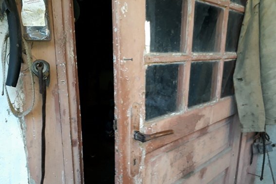 Чоловік нахабно увірвався у будинок пенсіонерки і побив її – 01