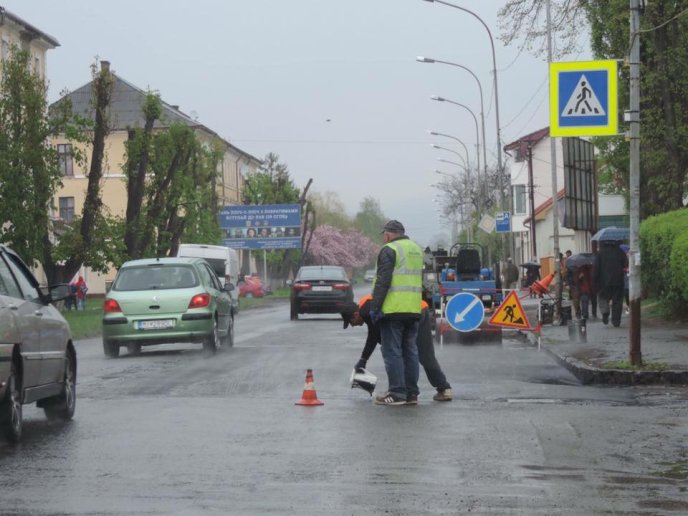 Люди вже сміються: в Ужгороді із початком дощу почали асфальтувати дорогу – 06