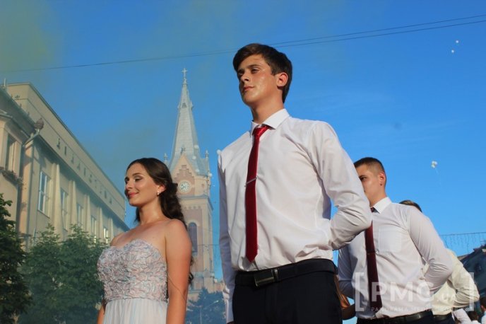 Мукачівські випускники станцювали прощальний вальс у центрі міста – 35