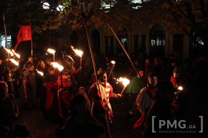 Яскраве святкування Дня святого Мартина у Мукачеві: парад ліхтариків, лицарські бої та вогняне шоу – 23 Яскраве святкування Дня святого Мартина у Мукачеві: парад ліхтариків, лицарські бої та вогняне шоу – 23