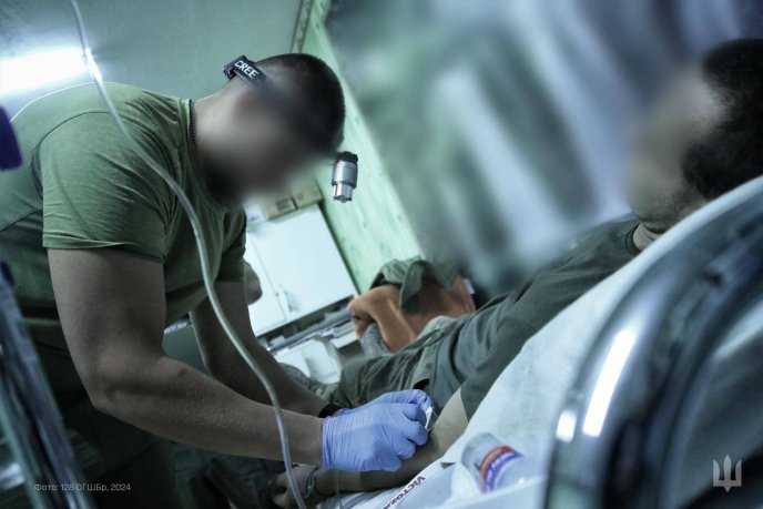 Тут рятують життя воїнів: 128 бригада показала фото зі стабілізаційного пункту – 06 Тут рятують життя воїнів: 128 бригада показала фото зі стабілізаційного пункту – 06