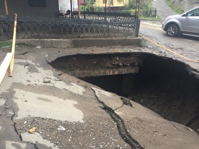 Посеред мосту утворилося величезне провалля – 02