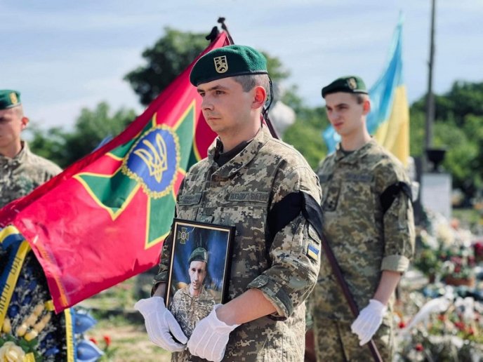 У Мукачеві поховали 25-річного Героя – 01