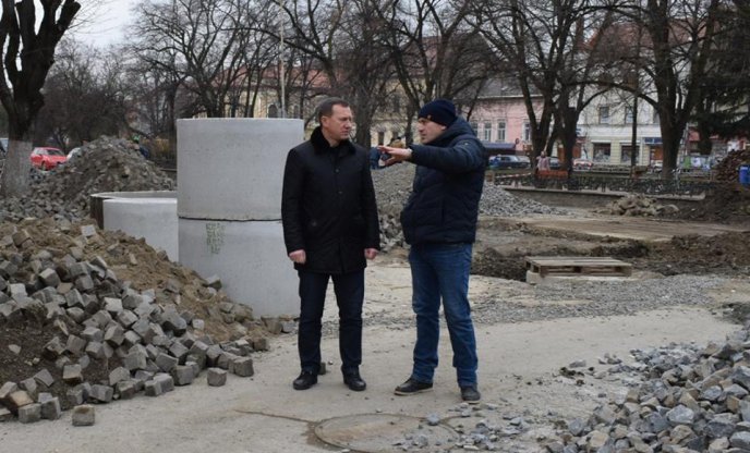 На площі Шандора Петефі в Ужгороді завершується перший етап реконструкції – 05