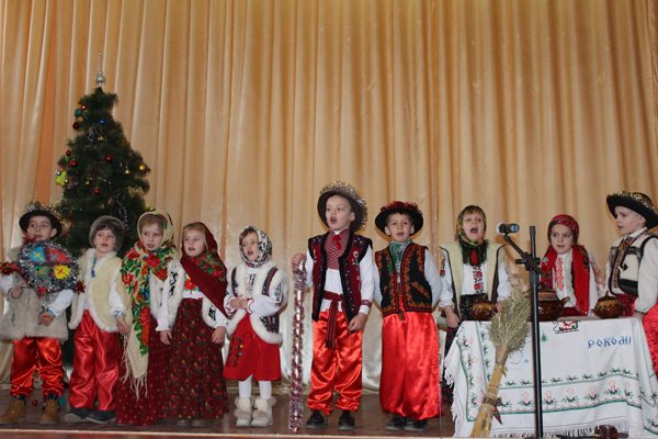 У Дубовому юні колядники з навколишніх сіл славили народження Ісуса Христа – 05