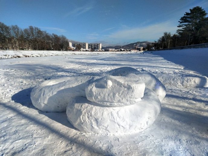 У Мукачеві зліпили зі снігу 32-метрову змію – 05 У Мукачеві зліпили зі снігу 32-метрову змію – 05