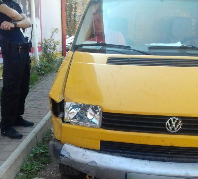 В Ужгороді п’яний водій іномарки зніс металевий стовп – 02