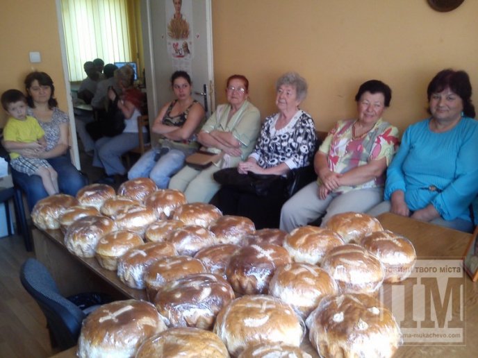 Місцевий осередок ВО "Батьківщина" роздавав безкоштовно паски (ФОТО) – 05