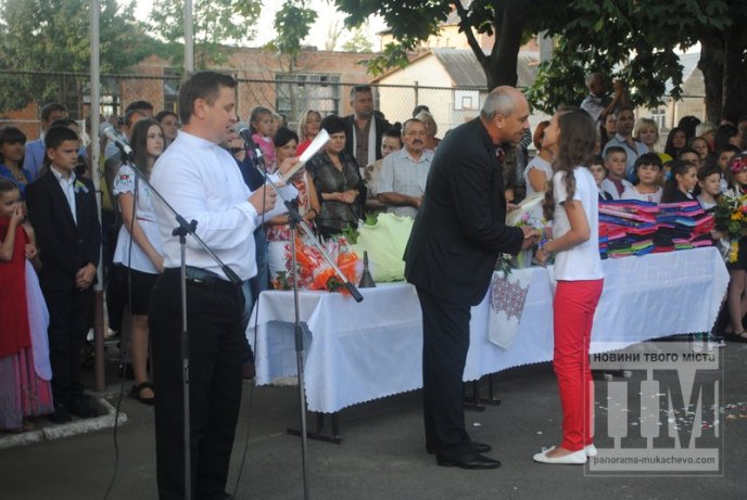 Перший дзвоник відсвяткували у Мукачівській гімназії (ФОТОРЕПОРТАЖ) – 09 Перший дзвоник відсвяткували у Мукачівській гімназії (ФОТОРЕПОРТАЖ) – 09