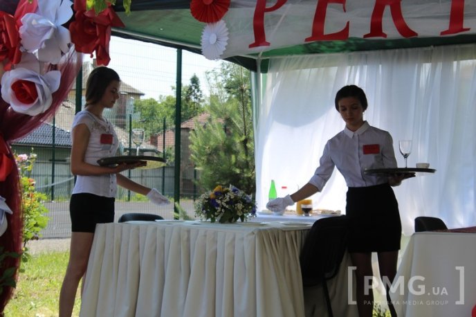 Студенти Мукачівського торговельно-економічного коледжу показали як правильно працювати в ресторанах – 03