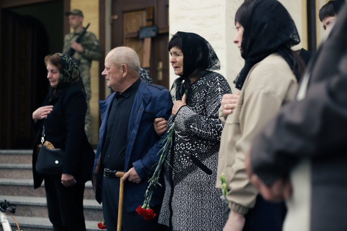 У Мукачеві попрощались із загиблим захисником — у нього залишились вагітна дружина та батьки – 05
