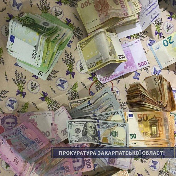 На Закарпатті викрито небезпечне злочинне угруповання, одним із учасників якого є депутат – 14