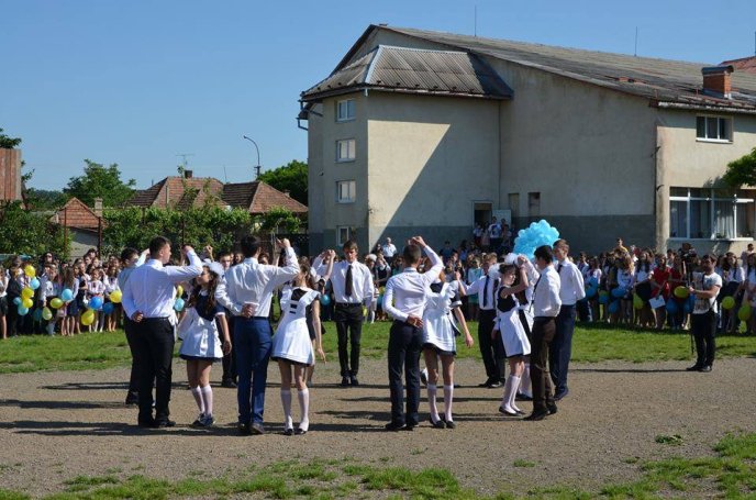 Мукачівська ЗОШ №6 проводжала своїх випускників урочистою лінійкою та подарунками – 04