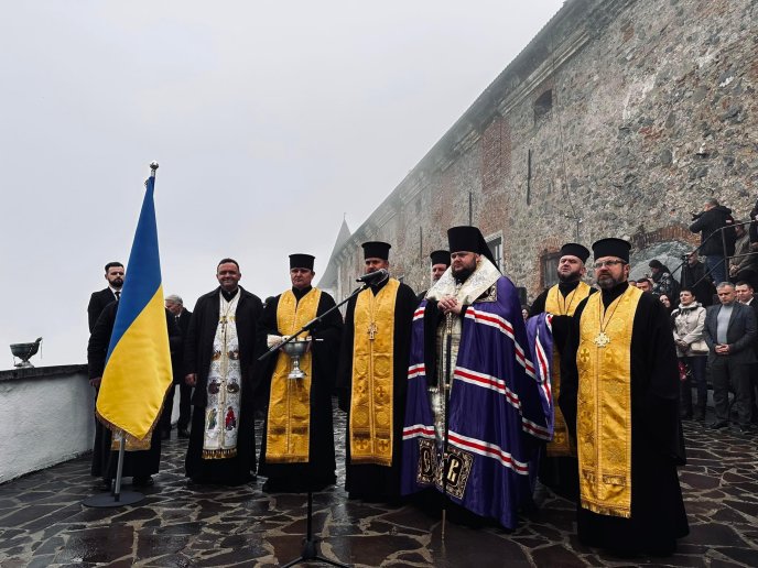 У замку Паланок в Мукачеві встановили тризуб: як він виглядає – 06 У замку Паланок в Мукачеві встановили тризуб: як він виглядає – 06