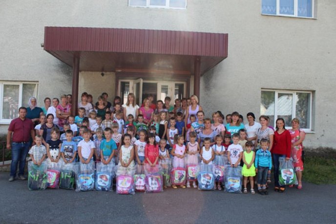 Першокласники із 12 сіл Тячівщини отримали шкільні ранці та приладдя – 16