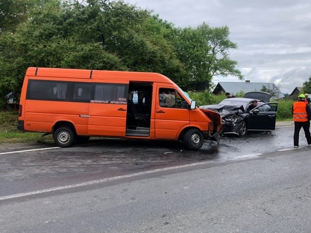 Зіткнулись мікроавтобус і легковик: постраждало багато людей – 03