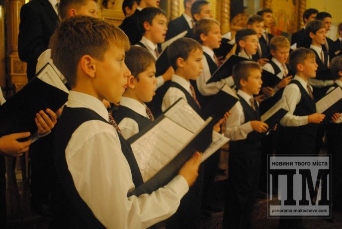Мукачівський хор хлопчиків присвятив свій виступ загиблому у зоні АТО Роберту Кісу (ФОТО) – 05