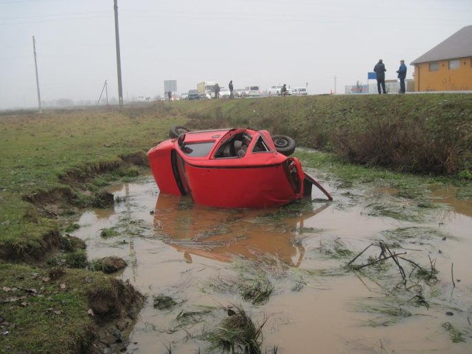 Біля Зняцева ДТП: автомобілі у глибокому кюветі, жінка-водій у реанімації (ФОТО) – 02