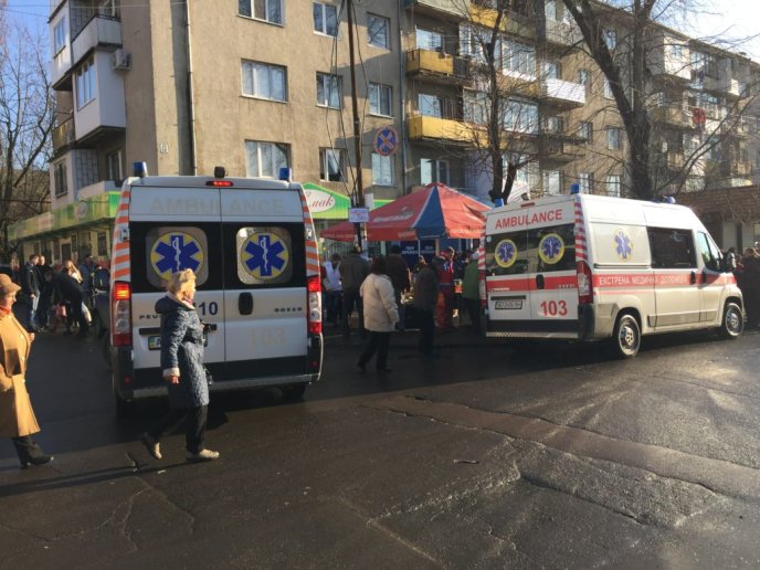 В Ужгороді біля ринку "Білочка" автомобіль "влетів" у торгові ряди з продавцями – 02 В Ужгороді біля ринку "Білочка" автомобіль "влетів" у торгові ряди з продавцями – 02