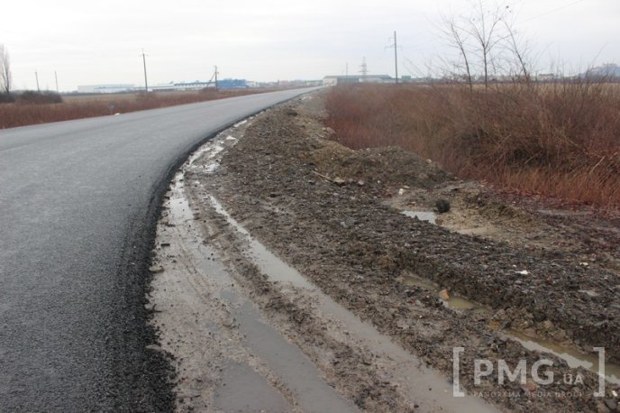 На першому шарі асфальту на Пряшівській-об’їзній у Мукачеві з’явились тріщини – 19