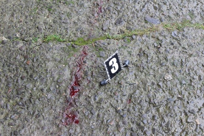 У Чопі жорстоко вбили людину. Тіло напівроздягненого чоловіка лежало посеред вулиці – 05