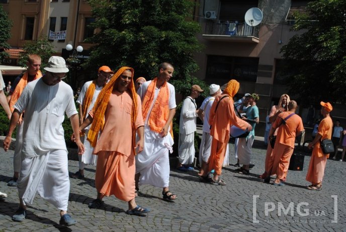 Кришнаїти пройшлись Мукачевом, прославляючи свого духовного наставника – 20