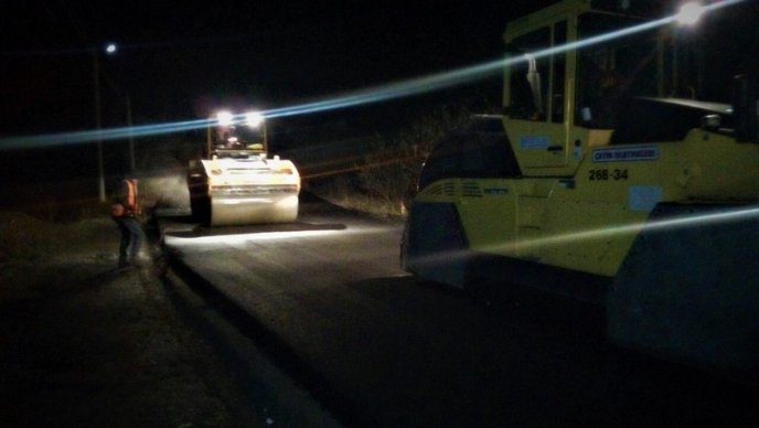 Через похолодання, що наближається, дорогу на Закарпатті ремонтують і вночі – 01