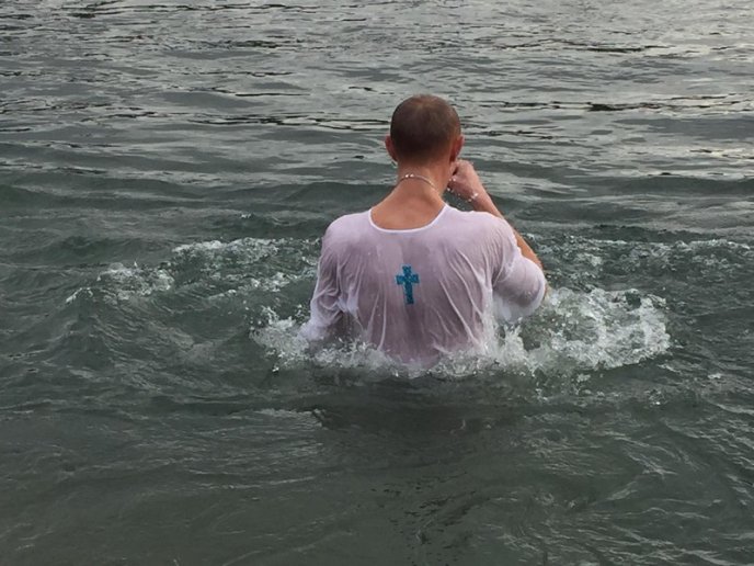 Як у Мукачеві воду освячували та занурювалися в Латорицю – 13