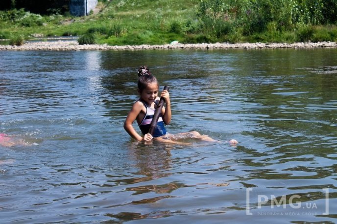 Рятуючись від спеки, мукачівці окупували Латорицю – 05