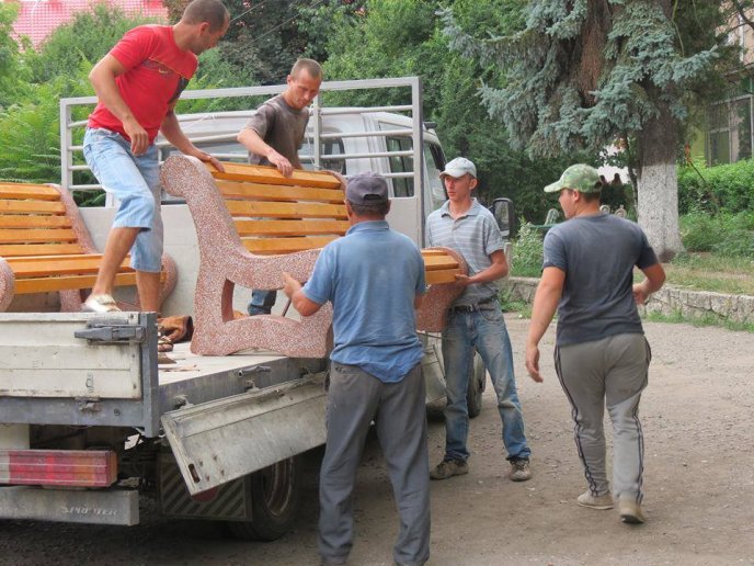 У Берегівському парку замінили лавиці  – 03