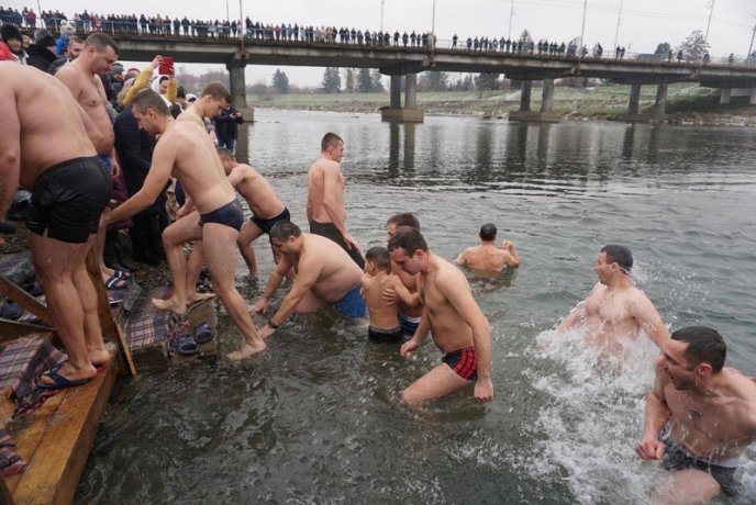 Як у Мукачеві на Водохреща у води Латориці занурювались – 04