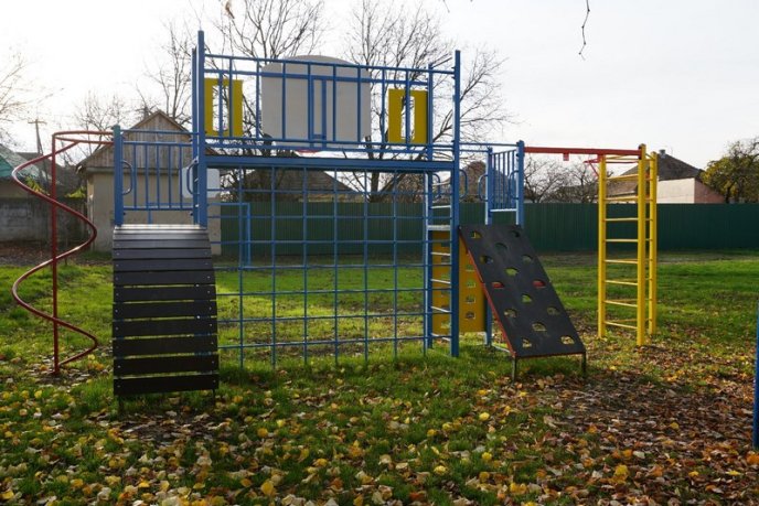 У Мукачеві в НВК №6 завершили благоустрій території – 08