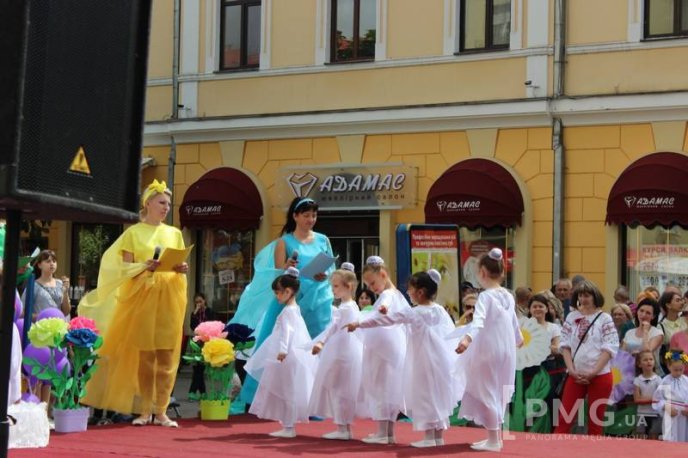 Центр Мукачева перетворився на великий концертний майданчик – 09