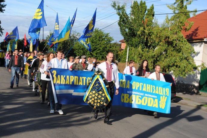 Марш націоналістів: свободівці пройшли у вишиванках вулицями Мукачева (ФОТОРЕПОРТАЖ,ВІДЕО) – 04