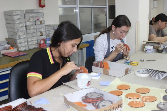 Закарпатки виготовляють сумки, які можна побачити у магазинах усіх країн світу – 14