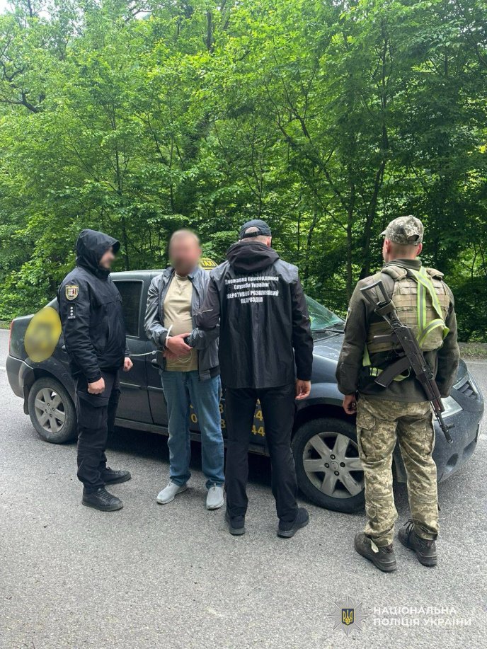 Затримали закарпатця, який намагався переправити через кордон до Румунії жителя Донеччини – 01 Фото — Відділ комунікації поліції Закарпатської області