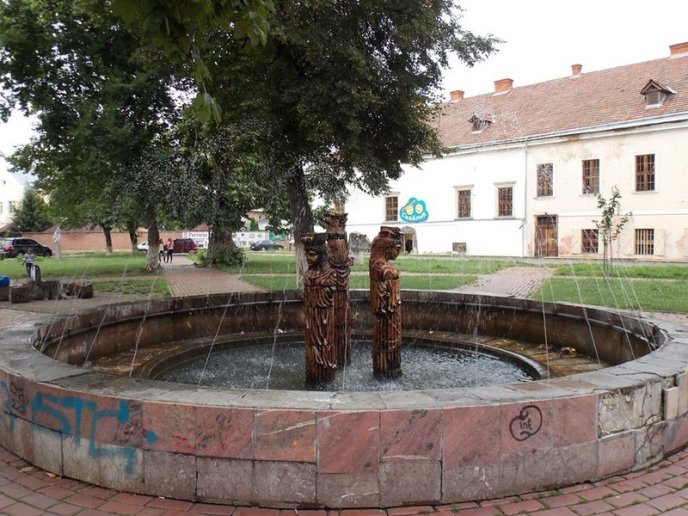 У центрі Мукачева демонтують фонтан – 04