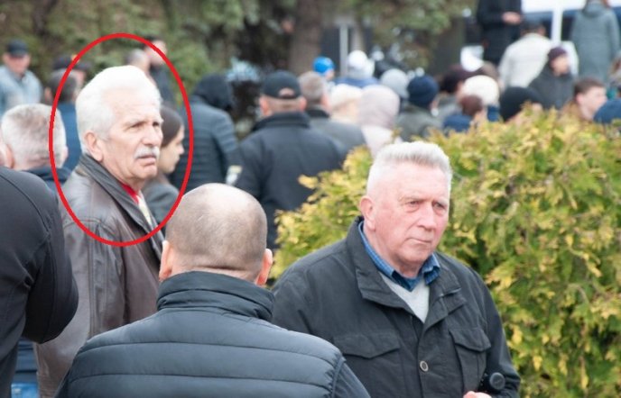 Пенсіонера, який подякував Порошенку за бідність, помітили під час мітингу Тимошенко – 03