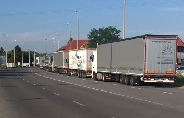 На кордоні із сусідньою країною величезні черги – 01